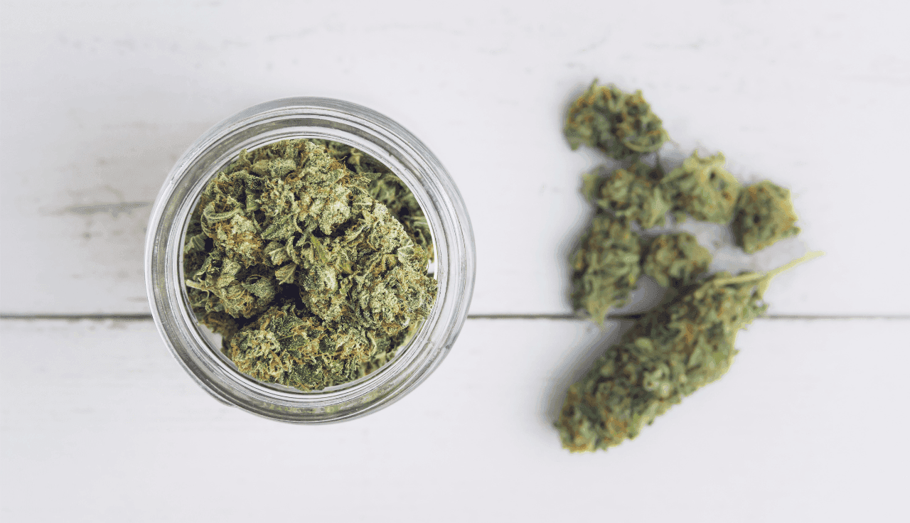 Draufsicht von Cannabisblüten in einem Glas